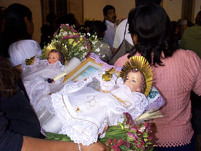 Februar Tag der Kinder.jpg - teotihuacan, gläubige bringen puppen zum segnen in die kirche